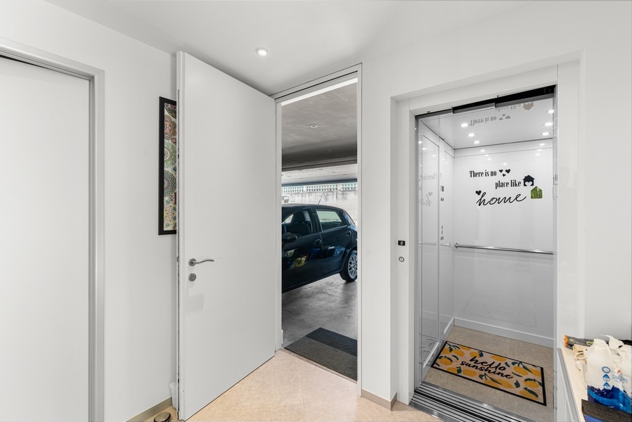 Vstupná časť s výťahom a vstupom do garáže