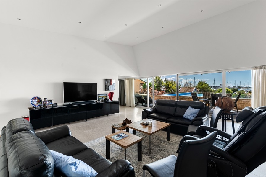 Priestranný obývací priestor s panoramatickými oknami