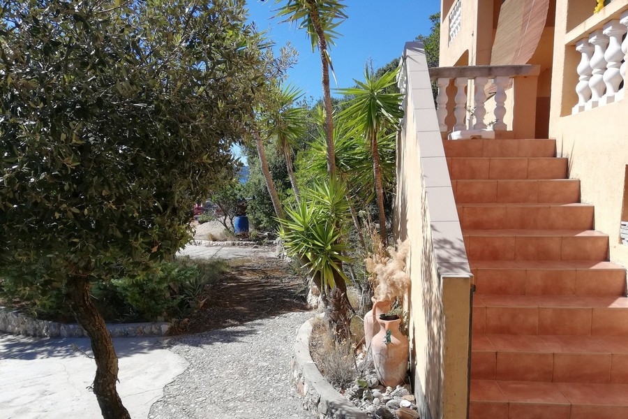 Stredomorská záhrada a vstupná brána ostrovného pozemku