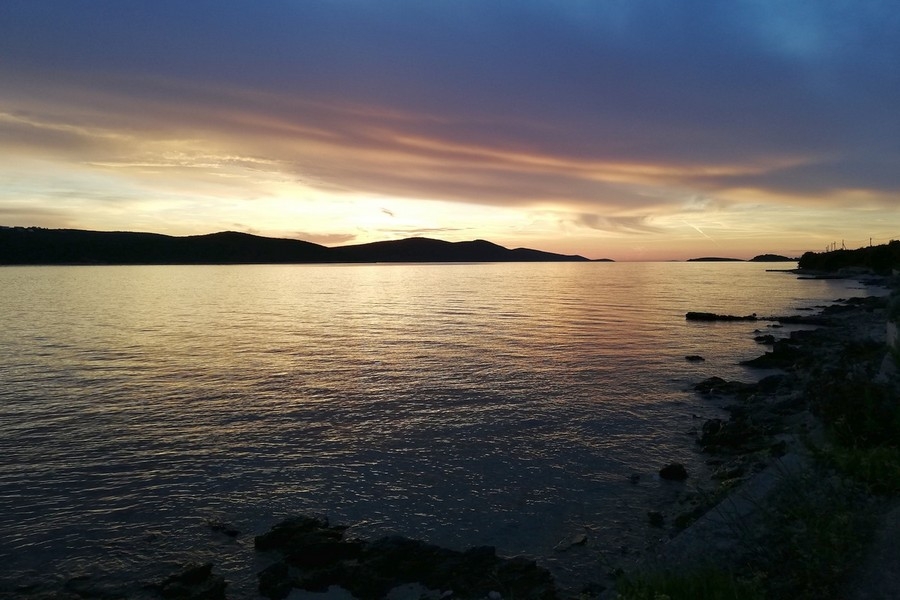 Západ slnka nad morom v súostroví Zadar