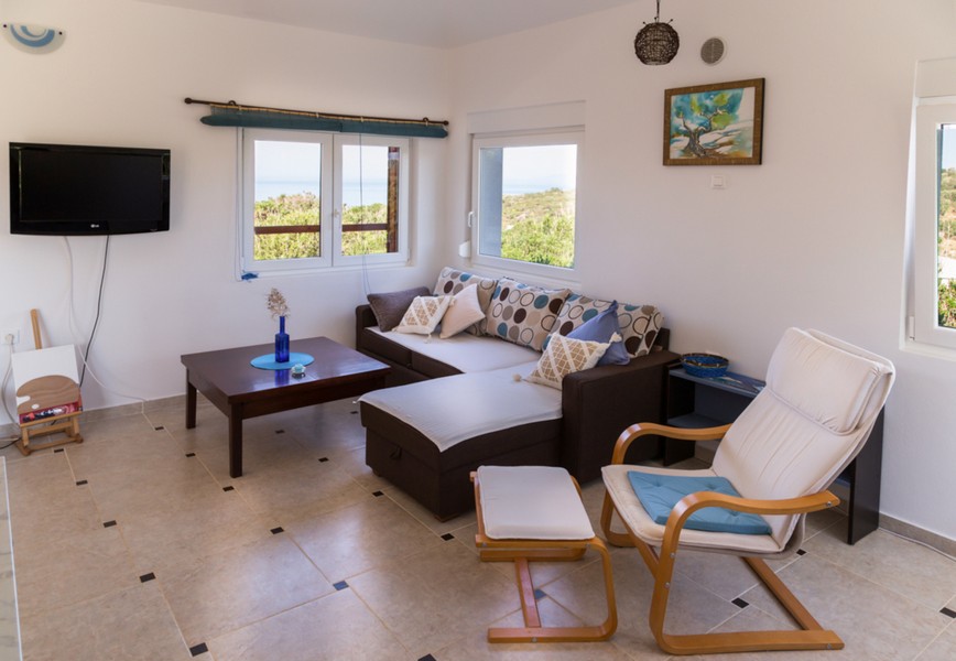 Obývacia izba s pohovkou a výhľadom na more