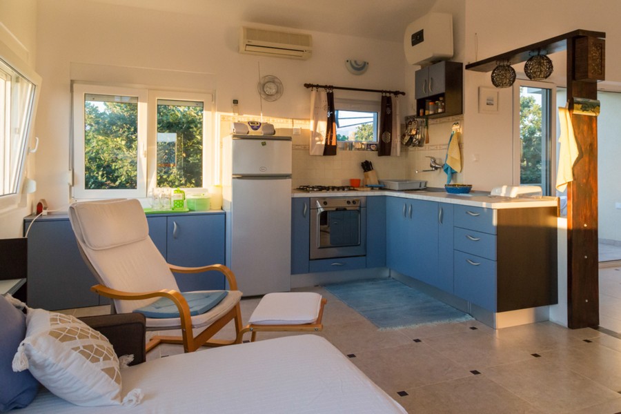 Otvorený obývací priestor s kuchyňou a výhľadom na more