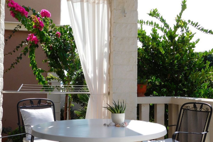 Krytá terasa s posedením a bugenvileou