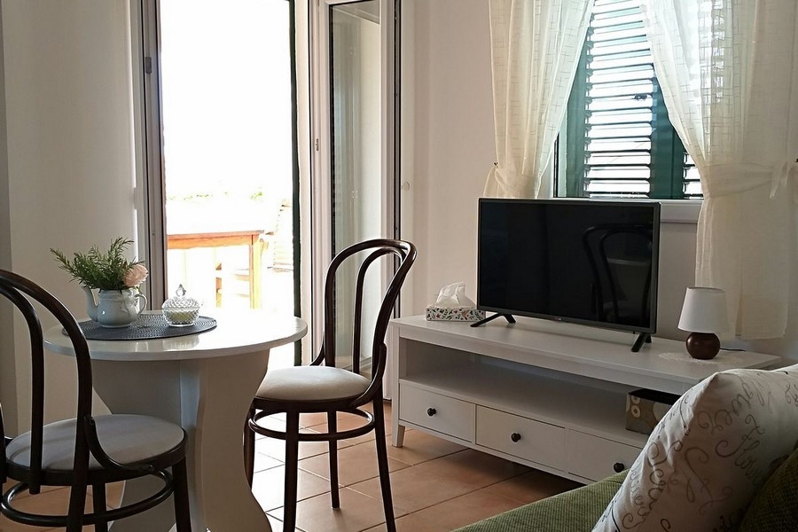 Obývacia izba s jedálenským stolom a vstupom na terasu