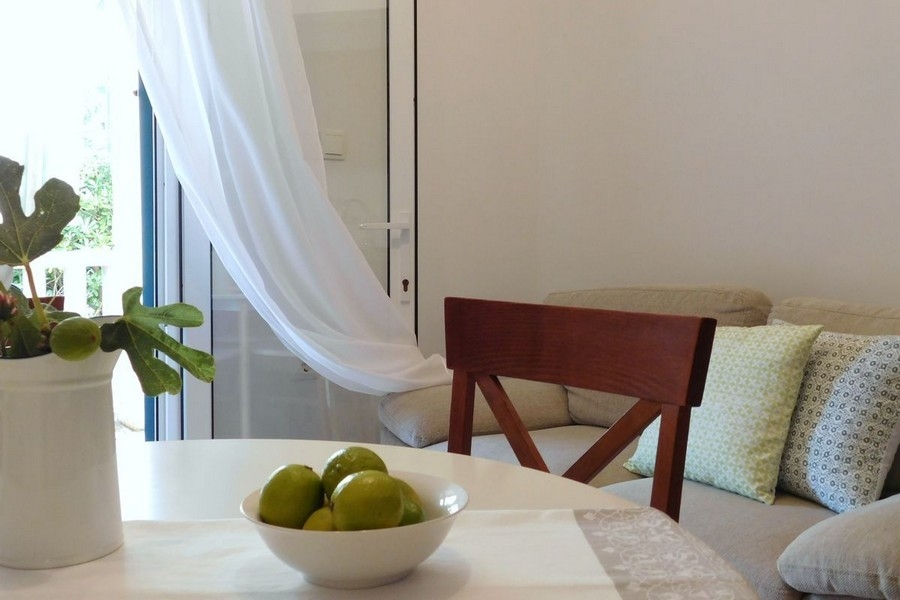 Obývacia izba s pohovkou a jedálenským kútom