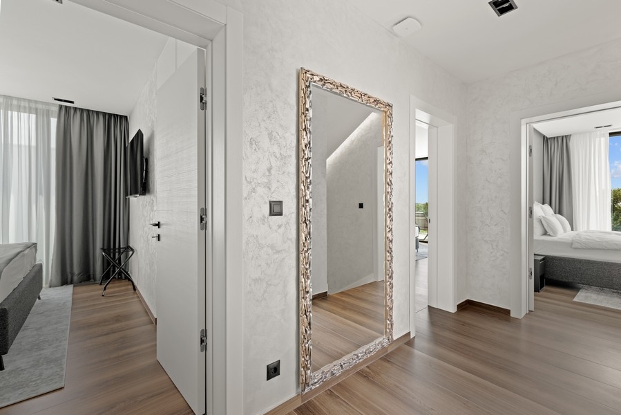 Spálňa s veľkým oknom a výhľadom do zelene