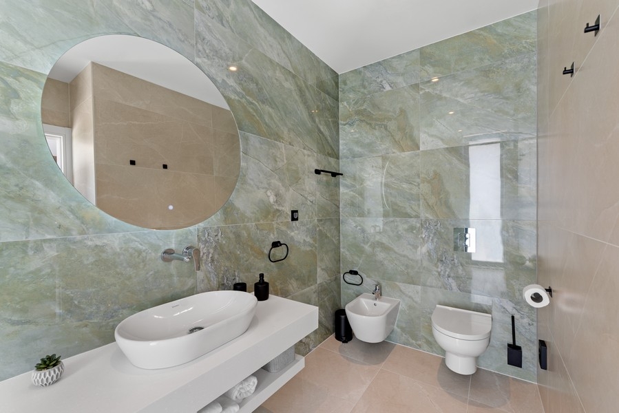 Sauna s dreveným obložením a ležadlami vo vile pri Poreči na Istrii