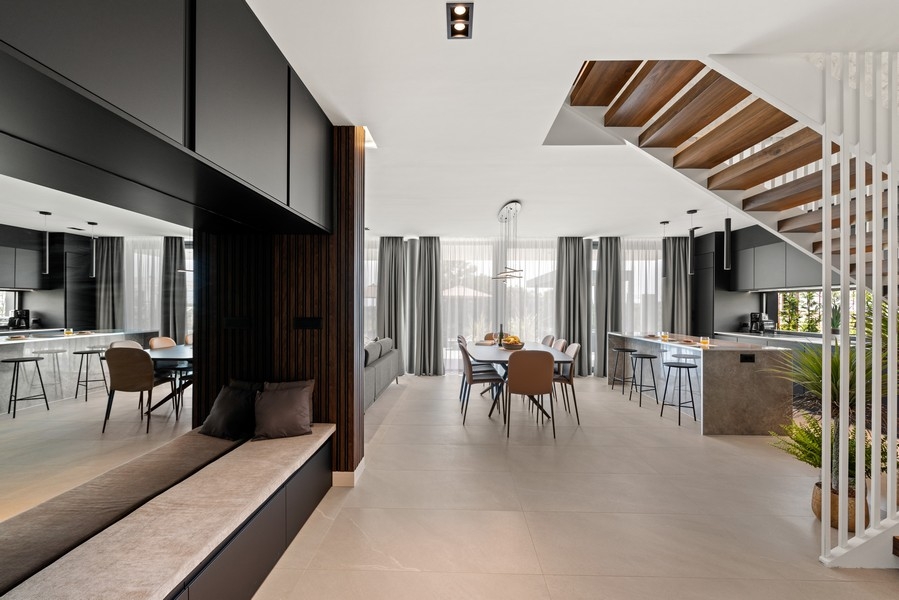 Otvorený obývací priestor s kuchyňou a schodiskom