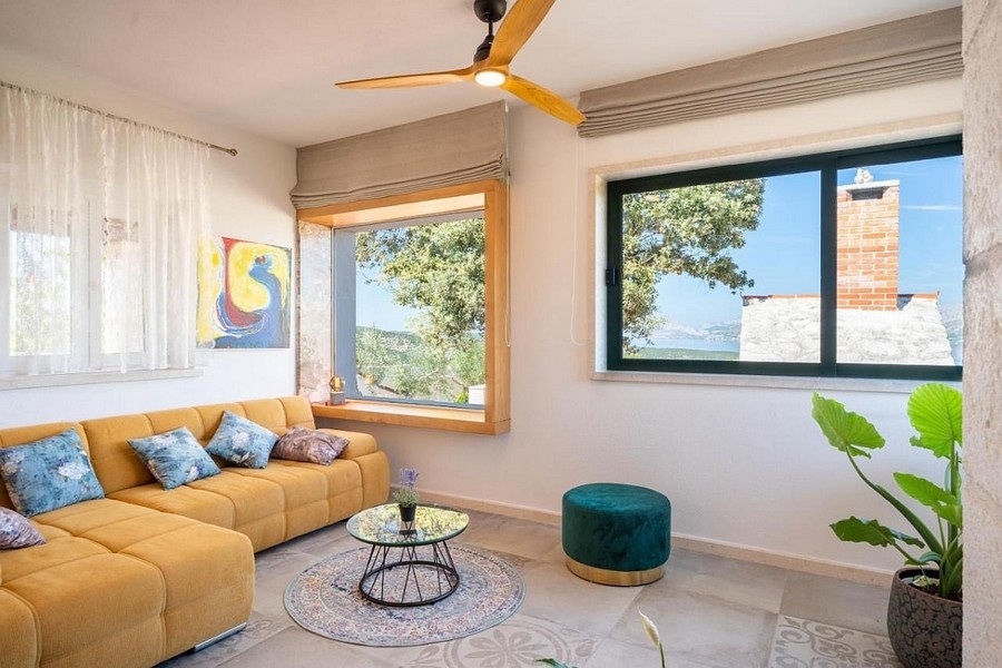 Obývacia izba s výhľadom na more a veľkými oknami