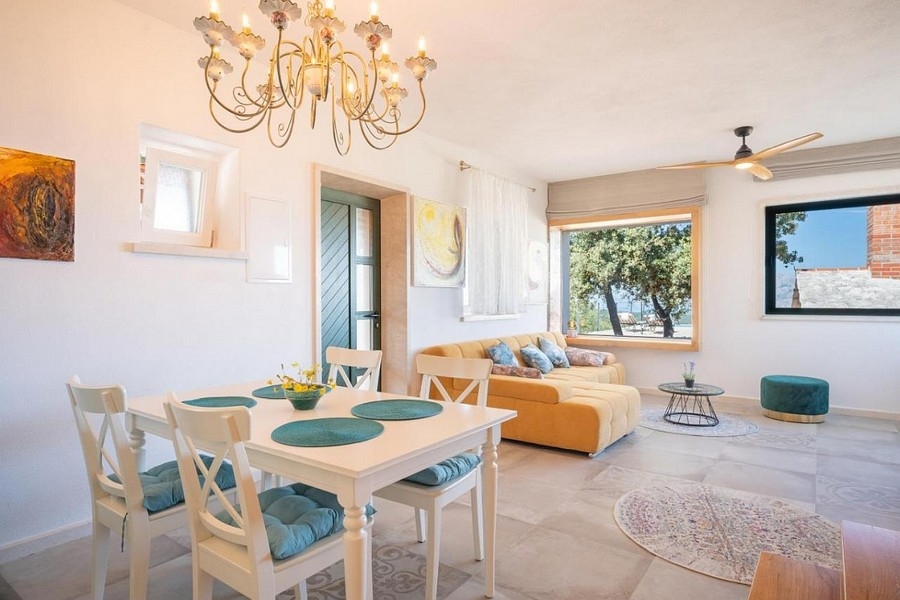 Jedálenský kút s obývacou izbou a stredomorským interiérom