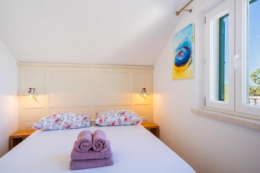 Spálňa s oknom a výhľadom na more v tichej lokalite