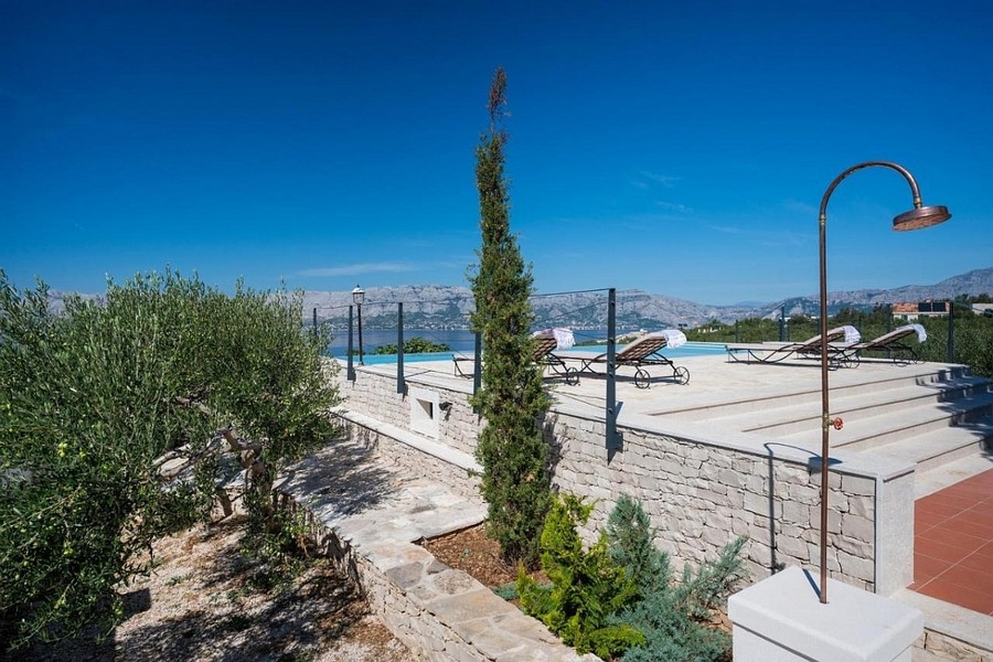 Terasa s bazénom s nekonečným okrajom a panoramatickým výhľadom na more a pobrežie