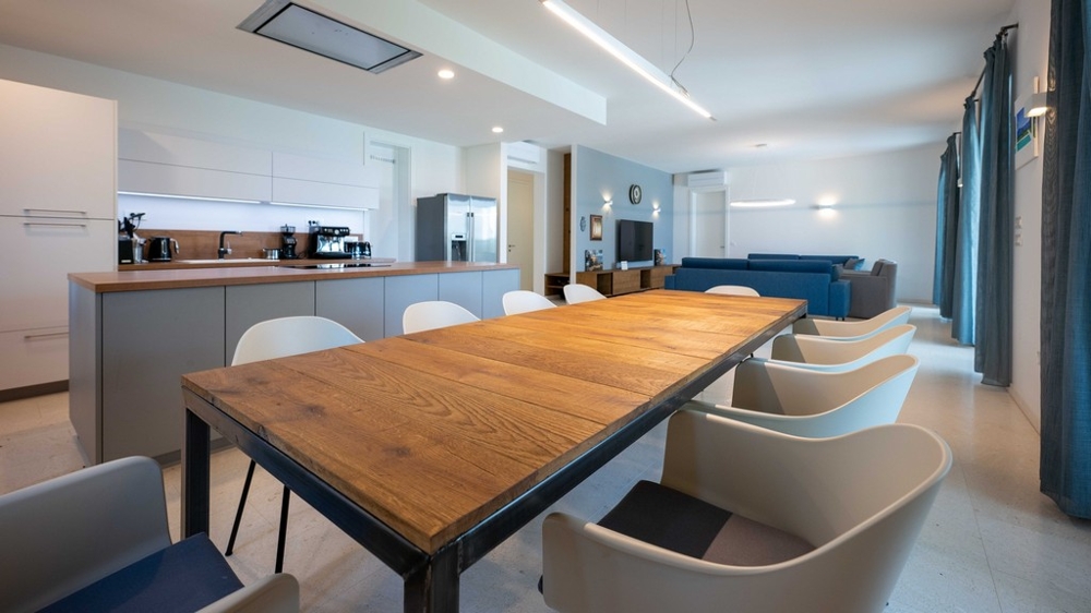 Otvorený obývací priestor a jedálenský kút s kvalitným nábytkom