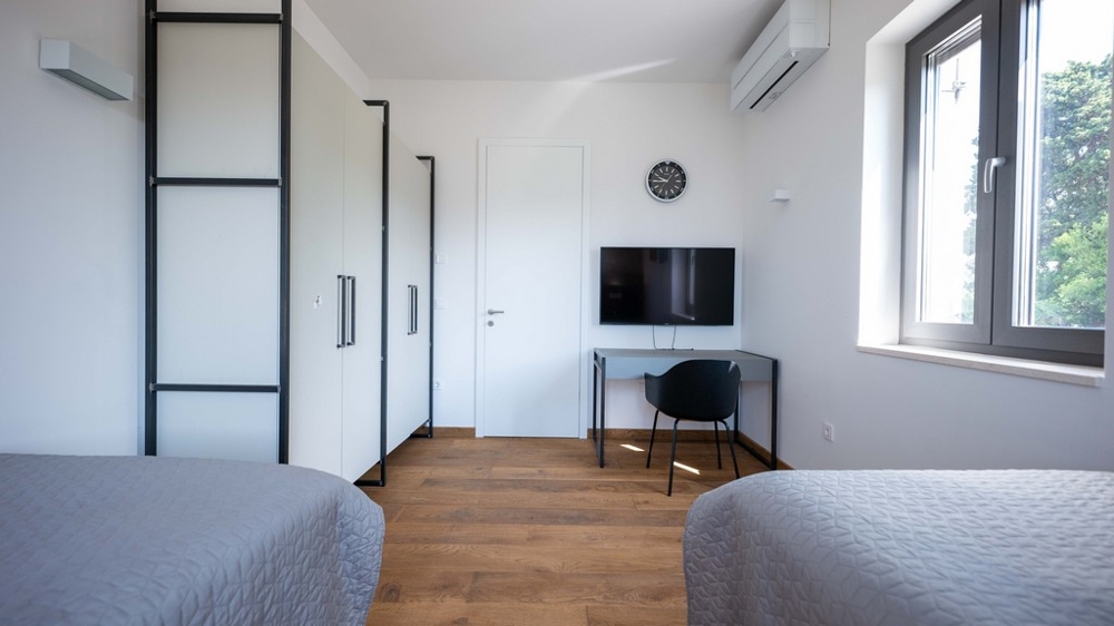 Izba s dvoma lôžkami a pracovným kútom