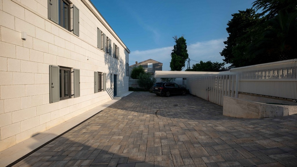 Priestranný pozemok s modernou vilou a bazénom pri mori