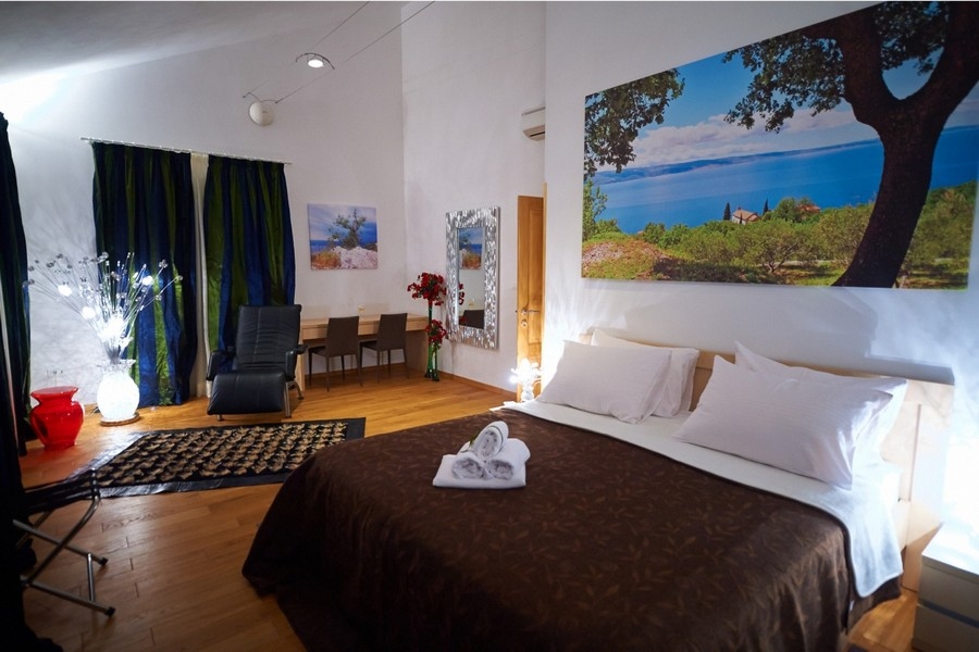 Spálňa s výhľadom na more a posedením