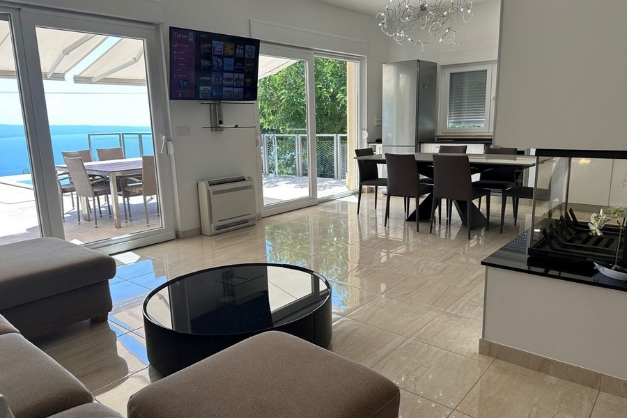 Otvorený obývací priestor a jedálenský kút s výhľadom na more