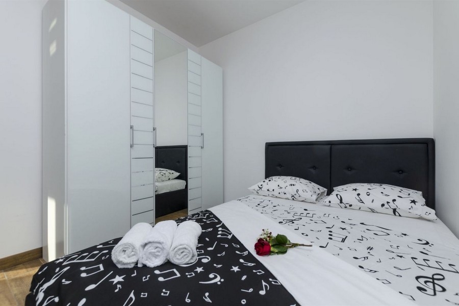 Spálňa s posteľou a šatníkom