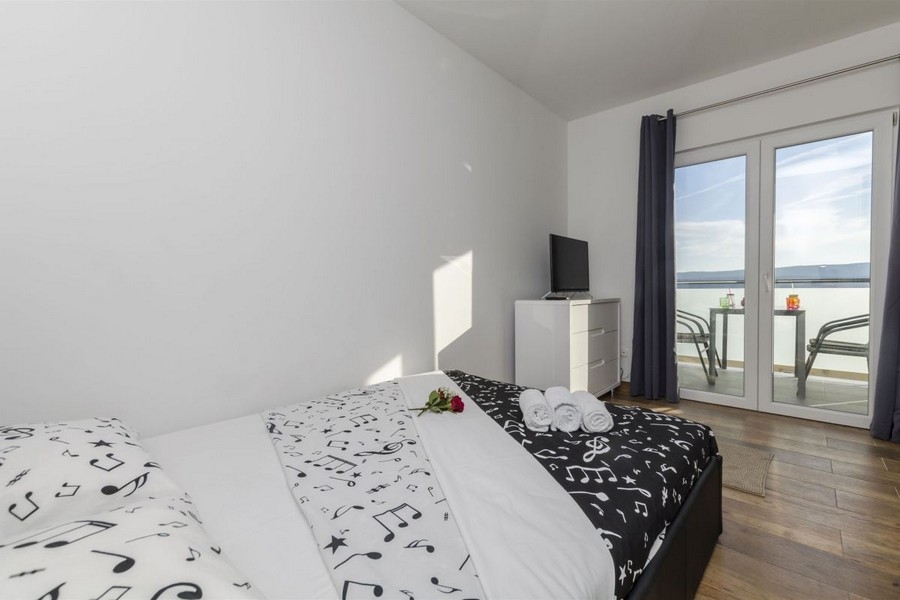 Spálňa s prístupom na balkón a výhľadom na more