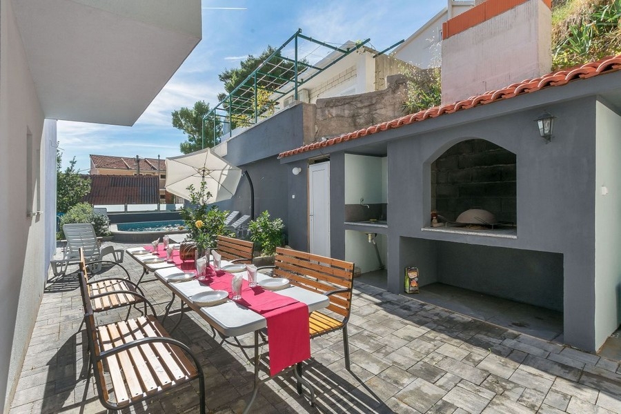 Otvorená terasa s výhľadom na bazén a more