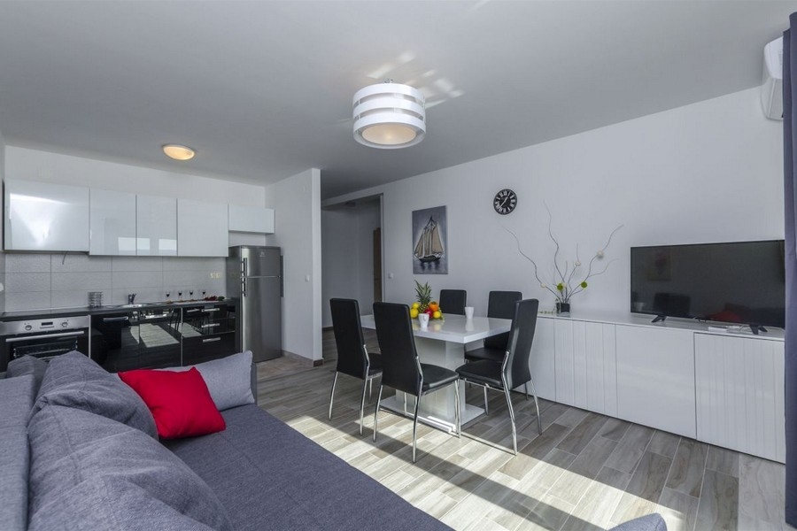 Obývacia časť s kuchyňou a jedálenským stolom