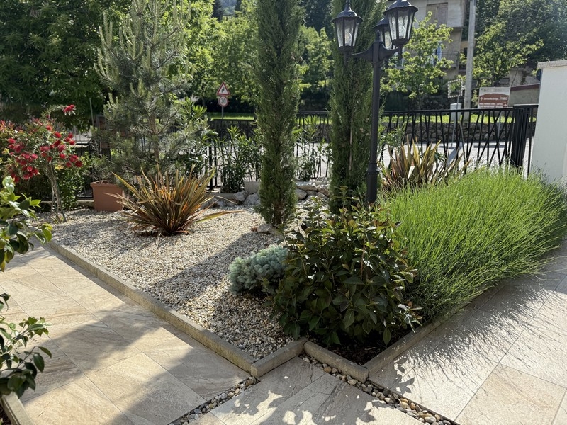 Dobre udržiavaná záhrada so stredomorskými rastlinami