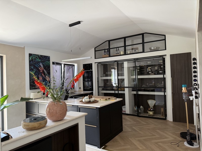 Moderné zariadenie v interiéri nehnuteľnosti.