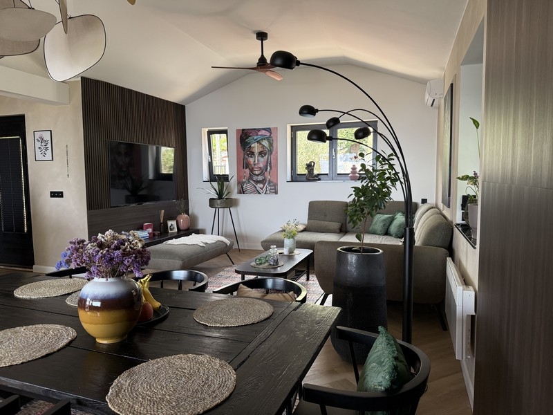 Obývacia izba s pohovkou a moderným zariadením