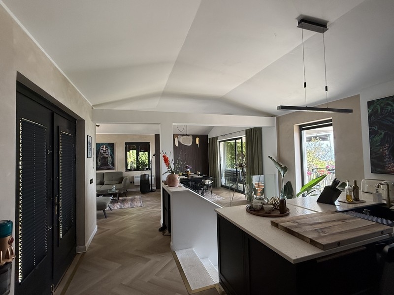 Obývacia a jedálenská časť s otvoreným priestorom