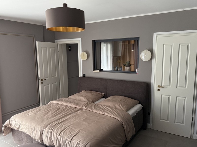 Spálňa s manželskou posteľou a vstavanou skriňou