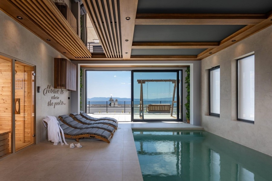 Vnútorný bazén s výhľadom na more a salónikom