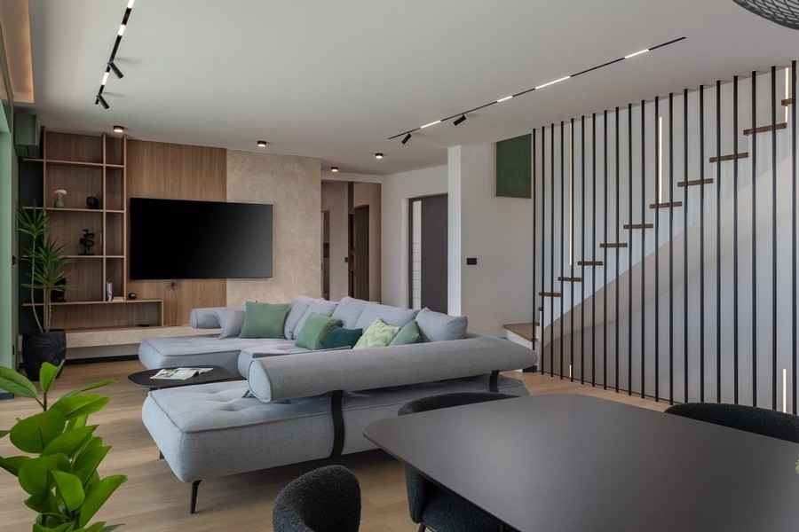 Obývacia izba s pohovkou a moderným interiérom