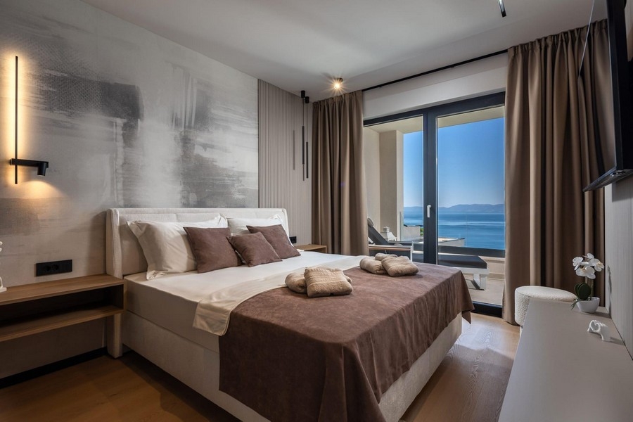 Spálňa s výhľadom na more a prístupom na terasu