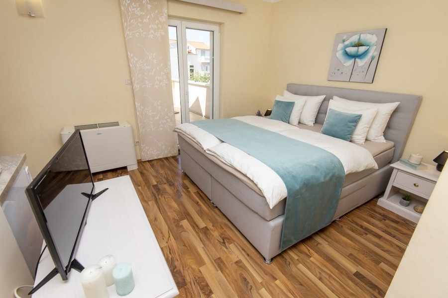 Spálňa s manželskou posteľou a prístupom na balkón