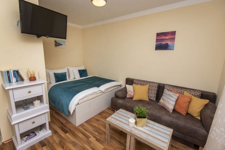 Štúdio s posteľou a pohovkou