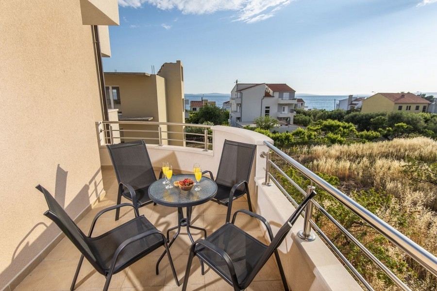 Balkón s výhľadom na more a posedením