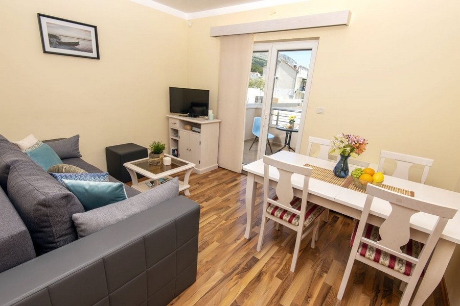 Obývacia izba s pohovkou a jedálenským kútom