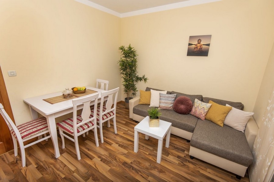 Obývacia izba s posedením a stolom