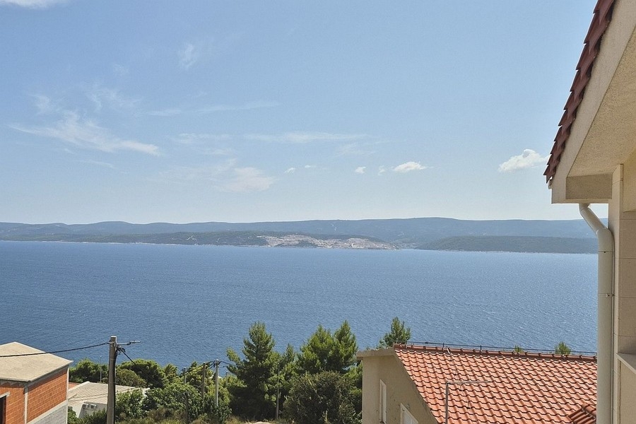 Výhľad na more z ponuky H3869 pri Omiši v Dalmácii.