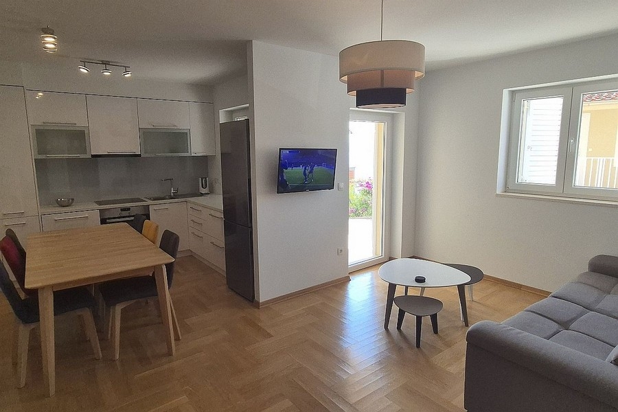 Obývacia izba s otvorenou kuchyňou a jedálenským stolom