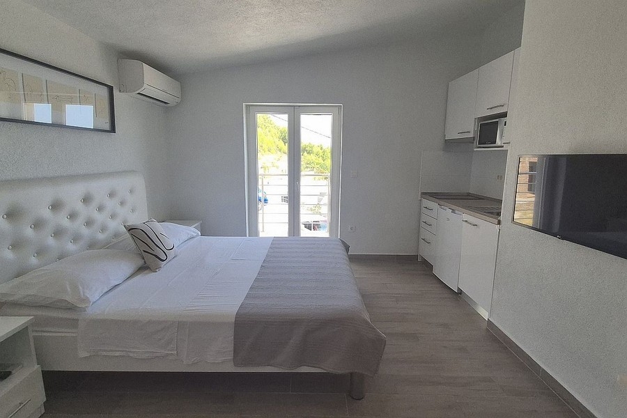 Svetlý štúdiový apartmán s kuchynkou a prístupom na balkón