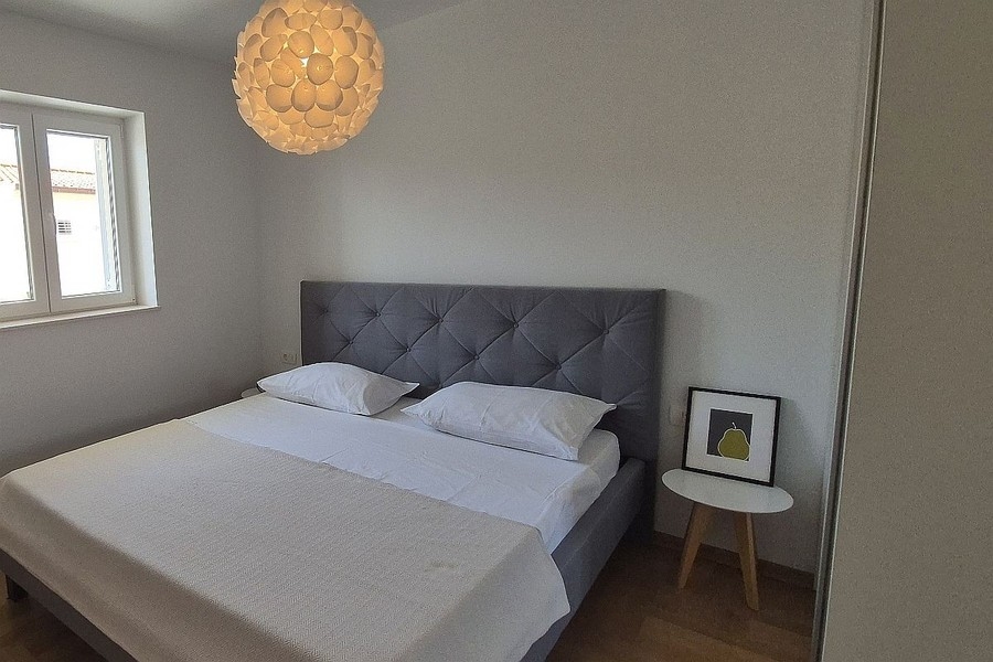 Spálňa s manželskou posteľou a oknom