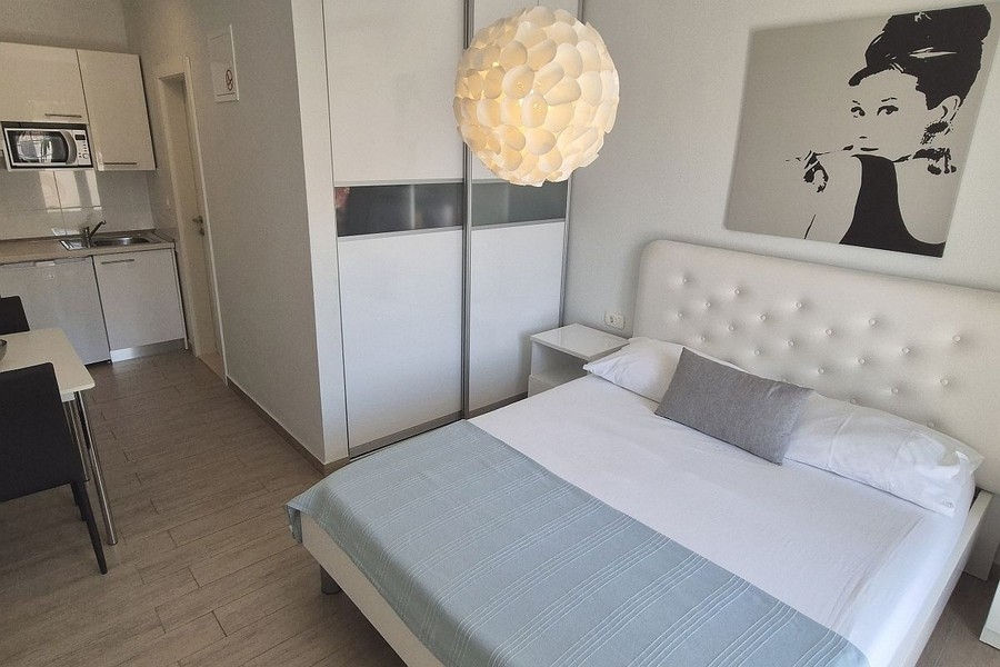 Moderné štúdio s manželskou posteľou a kuchynským kútom