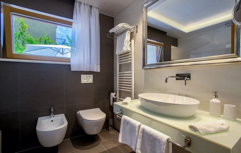 Moderná kúpeľňa s umývadlom a zrkadlom