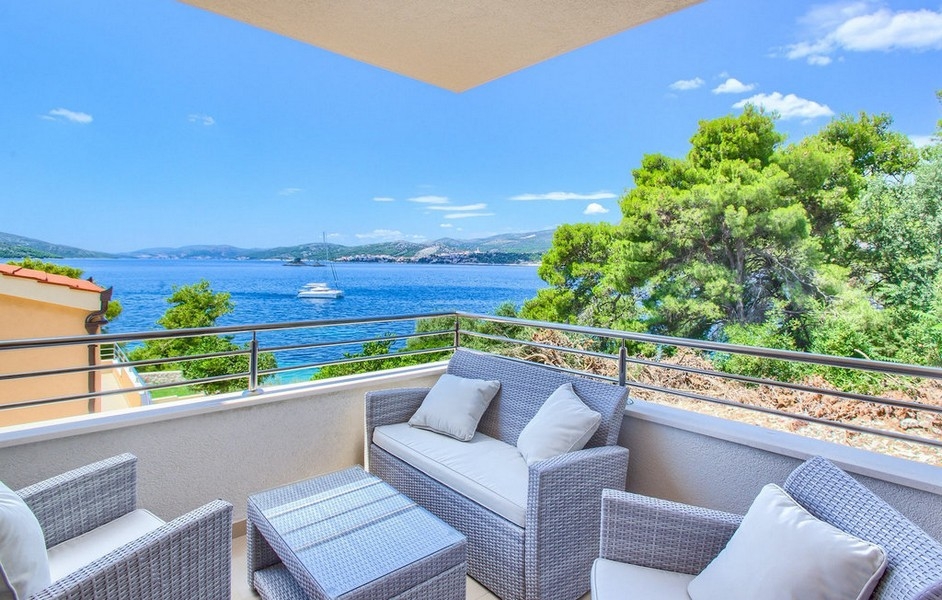 Terasa s posedením a výhľadom na more na pobrežie