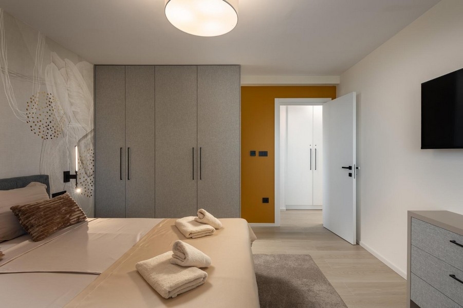 Svetlá spálňa so vstavanou skriňou a modernými prvkami