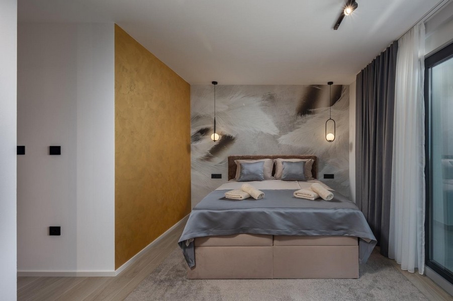 Pohodlná spálňa so štýlovým dizajnom stien