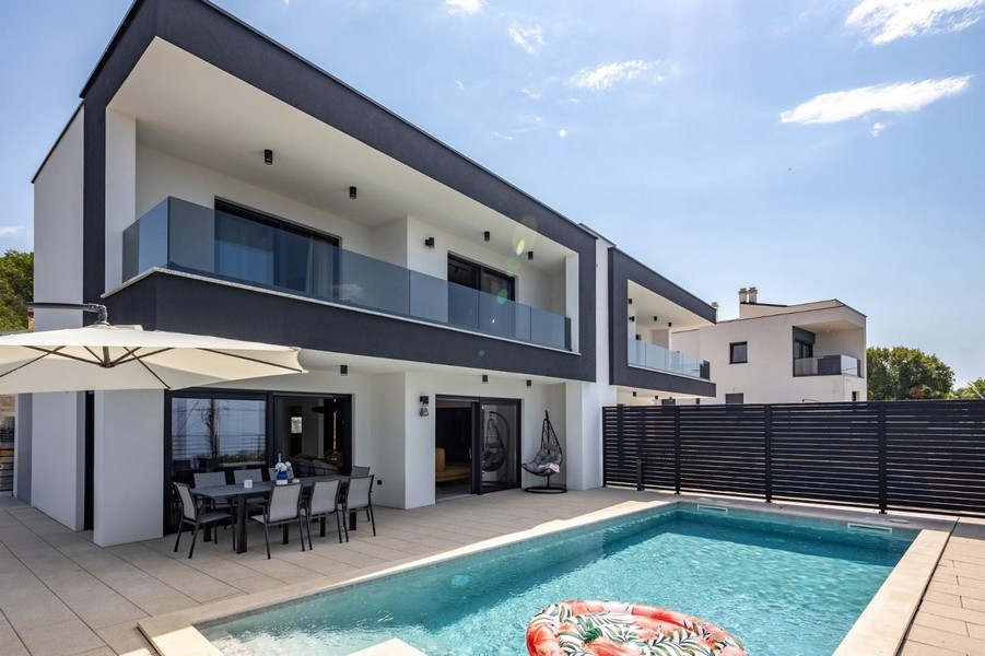 Moderný dvojdom s bazénom a terasou v tichej lokalite
