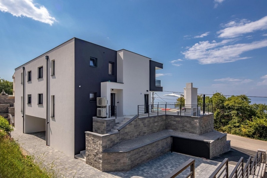 Vonkajší priestor s bazénom, slnečníkom a posedením