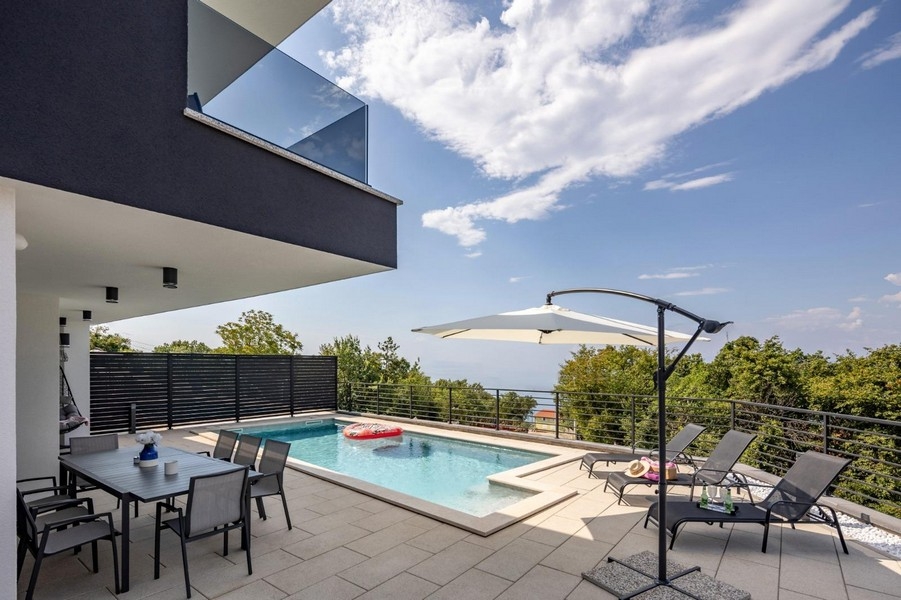 Terasa s bazénom a výhľadom na okolitú zeleň